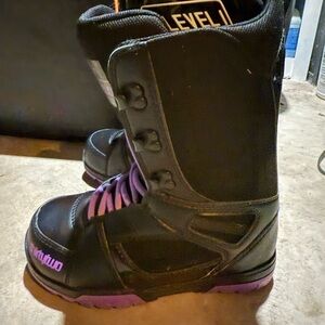 Thirty two women’s snowboard boots